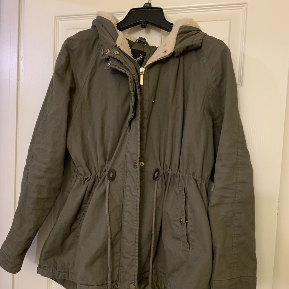 BEAUTIFUL ARMY GREEN JACKET WITH HOODIE